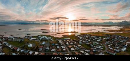 Farbenprächtiger Sonnenuntergang über den Bergen in Island. Stockfoto