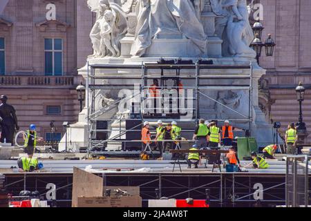 London, Großbritannien. 27. Mai 2022. Die Arbeiten werden neben dem Victoria Memorial vor dem Buckingham Palace fortgesetzt, da die letzten Vorbereitungen für das Platin-Jubiläum der Königin stattfinden, das den 70.. Jahrestag der Thronbesteigung der Königin markiert. Vom 2.. Bis 5.. Juni findet ein spezielles, erweitertes Platinum Jubilee Weekend statt. Kredit: Vuk Valcic/Alamy Live Nachrichten Stockfoto