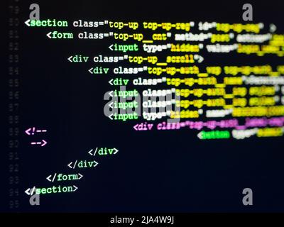 Computer-Code-HTML. Softwareentwicklung. Software-Quellcode. Programmiercode auf Laptop schreiben. Stockfoto