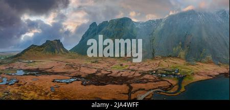 Luftaufnahme eines wikingerdorfes an einem stürmischen Regentag in Island. Stockfoto
