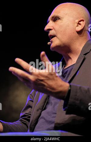 Hay Festival, Hay on Wye, Wales, Großbritannien – Freitag, 27.. Mai 2022 – John Crace, parlamentarischer Skizzenautor für The Guardian, spricht über seine Lebenserfahrung in Westminster - Foto Steven May / Alamy Live News Stockfoto