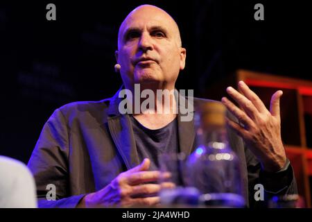 Hay Festival, Hay on Wye, Wales, Großbritannien – Freitag, 27.. Mai 2022 – John Crace, parlamentarischer Skizzenautor für The Guardian, spricht über seine Lebenserfahrung in Westminster - Foto Steven May / Alamy Live News Stockfoto