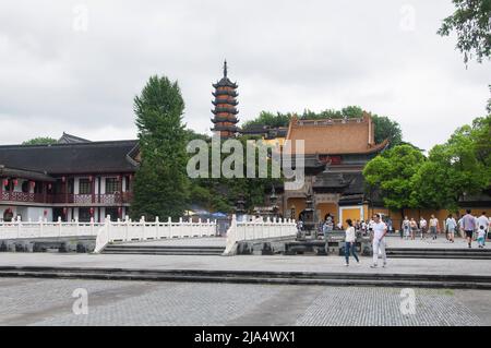 Zhenjiang, china. 12. August 2017. Touristen, die an einem bewölkten Tag im jinshan-Tempel in zhenjiang, china, auf dem kulturellen Platz von Jinshan spazieren gehen Stockfoto