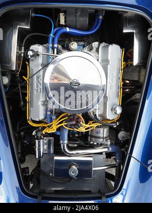 Nahaufnahme des 5,7lt Ford V8 Motors in einer metallisch blauen AC Shelby Cobra Replik von AK Sportscars UK. Erbaut 2003. Stockfoto