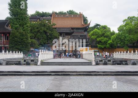 Zhenjiang, china. 12. August 2017. Touristen, die an einem bewölkten Tag im jinshan-Tempel in zhenjiang, china, auf dem kulturellen Platz von Jinshan spazieren gehen Stockfoto