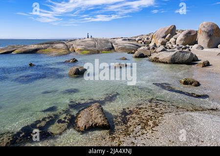 Große Granitfelsen am Strand entlang des Atlantischen Ozeans in Langebaan, Westküste, Western Cape Province, Südafrika Stockfoto