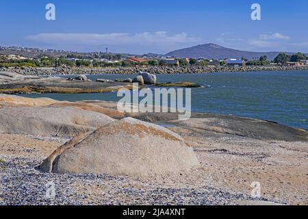 Große Granitfelsen am Strand entlang des Atlantischen Ozeans in Langebaan, Westküste, Western Cape Province, Südafrika Stockfoto