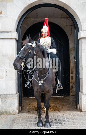 London, Großbritannien - 3. Mai 2022: Die Rettungsgarde zu Pferd vor der Horse Guards Parade in London Stockfoto