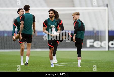 Mohamed Salah und Harvey Elliott aus Liverpool (rechts) während einer Trainingseinheit im Stade de France vor dem UEFA Champions League-Finale am Samstag in Paris. Bilddatum: Freitag, 27. Mai 2022. Stockfoto