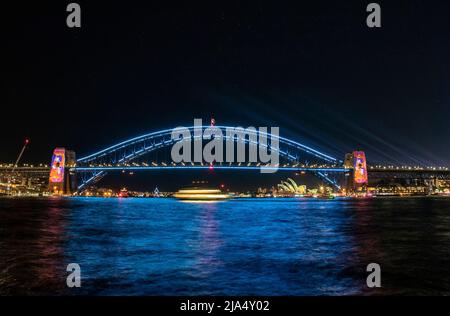 Sydney, Australien. 27.. Mai 2022. Die Harbour Bridge wird am 27. Mai 2022 für das Vivid Sydney in Sydney, Australien, beleuchtet. Quelle: Bai Xuefei/Xinhua/Alamy Live News Stockfoto