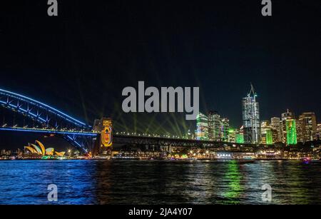 Sydney, Australien. 27.. Mai 2022. Die Harbour Bridge wird am 27. Mai 2022 für das Vivid Sydney in Sydney, Australien, beleuchtet. Quelle: Bai Xuefei/Xinhua/Alamy Live News Stockfoto