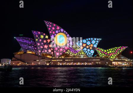 Sydney, Australien. 27.. Mai 2022. Das Opernhaus von Sydney wird am 27. Mai 2022 für das lebhafte Sydney in Sydney, Australien, beleuchtet. Quelle: Bai Xuefei/Xinhua/Alamy Live News Stockfoto