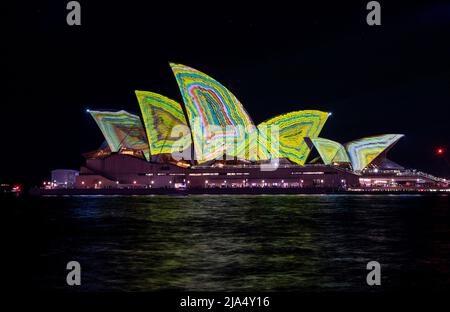 Sydney, Australien. 27.. Mai 2022. Das Opernhaus von Sydney wird am 27. Mai 2022 für das lebhafte Sydney in Sydney, Australien, beleuchtet. Quelle: Bai Xuefei/Xinhua/Alamy Live News Stockfoto