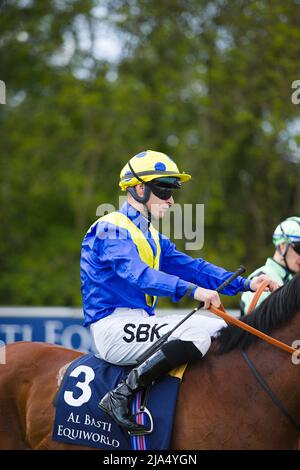 Jockey Richard Kingcote über Desert Crown bei York Races. Stockfoto