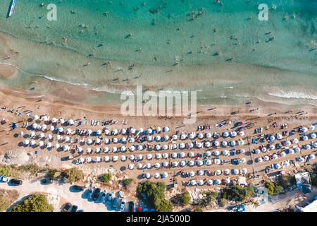 Blick von oben auf den Coral Bay Beach. Peyia Village, Paphos District, Zypern Stockfoto