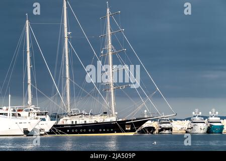 Luxusyachten und Barquentine liegen in Limassol Marina, Zypern Stockfoto