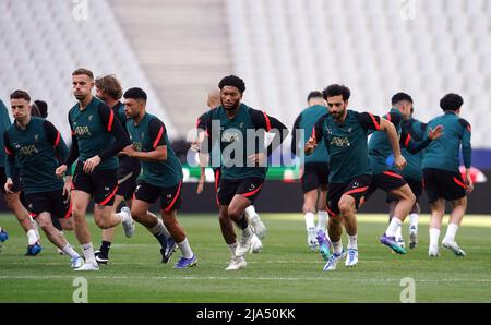 Mohamed Salah aus Liverpool (rechts) während einer Trainingseinheit im Stade de France vor dem UEFA Champions League-Finale am Samstag in Paris. Bilddatum: Freitag, 27. Mai 2022. Stockfoto