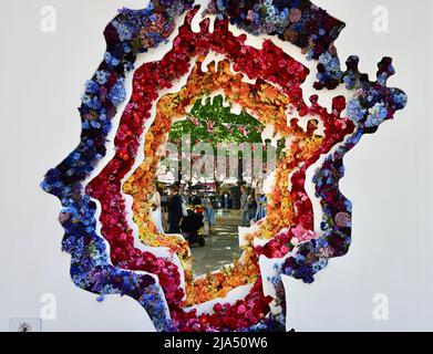 London, Großbritannien. 27. Mai 2022. Der Kopf der Königin. Chelsea in Bloom, Chelseas jährlich stattfindende Blumenkunst-Show und Londons größtes Festival der Blumen, das kostenlos besucht werden kann. Vom 23.-28.. Mai. Das Thema für 2022 war British Icons. Kredit: michael melia/Alamy Live Nachrichten Stockfoto