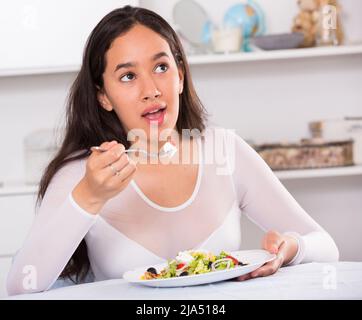 Lächelndes Mädchen essen leckeren Sala Stockfoto