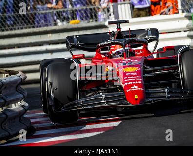 Monte Carlo, Monaco. 27. Mai 2022. MONTE-CARLO - Charles Leclerc (Ferrari) während des Trainings 2. vor dem Grand Prix von Monaco F1 auf dem Circuit de Monaco am 27. Mai 2022 in Monte-Carlo, Monaco. REMKO DE WAAL Kredit: ANP/Alamy Live News Stockfoto