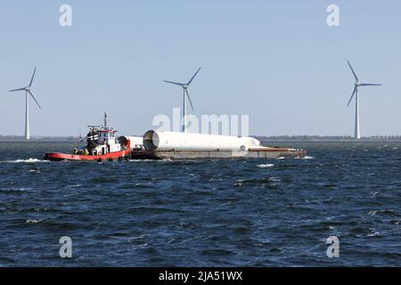 Lelystad, Niederlande - 22. April 2022: Versorgungsschiff mit Abbruchteilen von Offshore-Windkraftanlagen Stockfoto