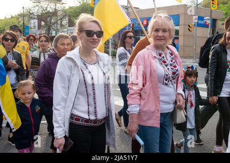 Toronto, ON, Kanada – 19. Mai 2022: Menschen in ukrainischer Nationalkleidung - Vyshiwanka gehen am Vyshiwanka-Tag, den ich begangen habe, entlang der Toronto Street Stockfoto