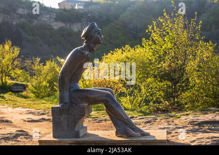 Kislowodsk, Russland - 13. Mai 2022: Denkmal für Michail Lermontov am Aussichtspunkt Rote Sonne (Krasnoje Solnyschko) im Kislowodsk-Nationalpark Stockfoto