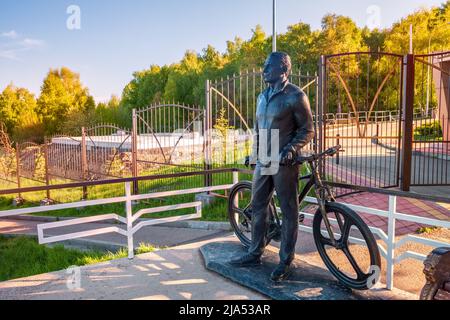 Kislowodsk, Russland - 13. Mai 2022: Genre-Skulptur Sportler-Radfahrer im Kislowodsk Nationalpark Stockfoto