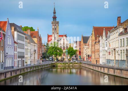 Brügge oder Brügge, Belgien. Blick auf den Spiegelrei Kanal am Morgen Stockfoto