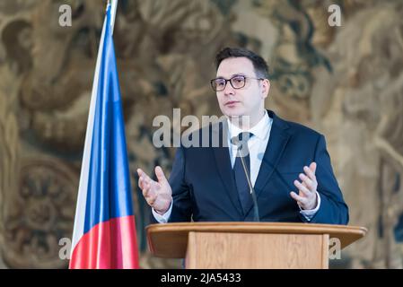 Prag, Tschechische Republik. 27.. Mai 2022. Der tschechische Außenminister Jan Lipavsky wurde während einer gemeinsamen Pressekonferenz in Prag gesehen. Die britische Außenministerin, Ministerin für Frauen und Qualitäten, Liz Truss, besuchte die Tschechische Republik und begegnete dem tschechischen Außenminister Jan Lipavsky. (Foto von Tomas Tkacik/SOPA Images/Sipa USA) Quelle: SIPA USA/Alamy Live News Stockfoto