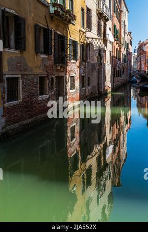 Spiegelungen von Gebäuden am Canalside, San Marco, Venedig Stockfoto