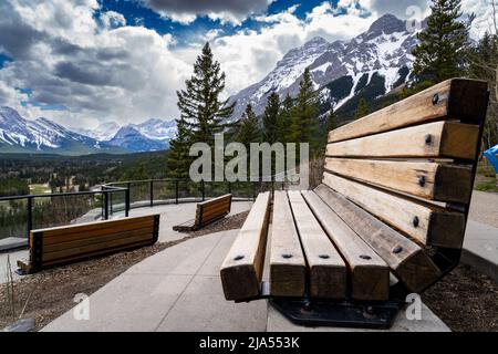 Parkbänke mit Blick auf das Bergtal auf der Kananaskis Lodge in den kanadischen Rocky Mountains. Stockfoto