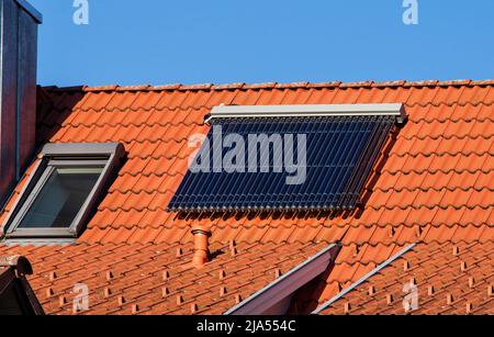 Solare Wasser-Panel-Heizung auf einem Dach Stockfoto