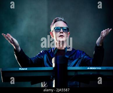 27. Mai 2022: Andy ''Fletch'' Fletcher, der bescheidene, bebrillte, rotköpfige Keyboarder, der seit mehr als 40 Jahren Depeche Mode-Hits wie ''Just Can't Get Enough'' und ''Personal Jesus' seine Synth-Sounds hinzugefügt hat, ist im Alter von 60 Jahren verstorben. FILE PHOTO SHOT ON: July 2, 2018, Barolo, Cuneo, Italy: ANDY FLETCHER und die englische elektronische Rockband Depeche Mode treten live auf der Bühne des Collsioni Festivals 2018 auf, für die ''Global Spirit'' Tour 2018. (Bild: © Alessandro Bosio/Pacific Press via ZUMA Wire) Stockfoto