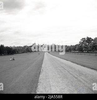 1950s, historisch, Windsor großer Park, ein Blick auf die Auffahrt oder den Pfad hinauf nach Windsor Castle, Bekshire, England, Großbritannien. Bekannt als "The Long Walk", ist es eine historische Allee, die bis zum königlichen Schloss führt, das über 2,5 Meilen lang ist und von Kastanienbäumen gesäumt und von weidenden Hirschen flankiert ist. Stockfoto