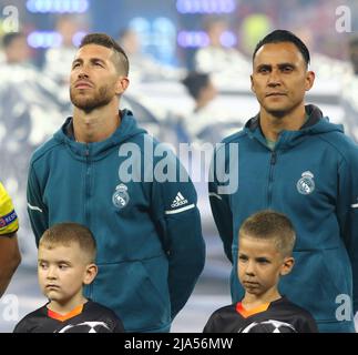 KIEW, UKRAINE - 26. MAI 2018: Echte Madrider Spieler (Sergio Ramos und Keylor Navas) hören sich vor dem UEFA Champions League Finale 2018 gegen Liverpool die Champions League Anthem an Stockfoto