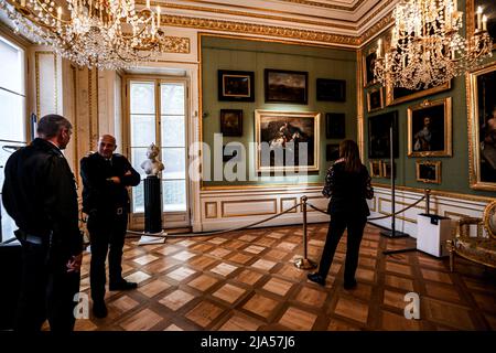 Warschau, Warschau, Polen. 27.. Mai 2022. Rembrandts Meisterwerk „der polnische Reiter“, das vermutlich um 1655 gemalt wurde, und eines von zwei bekannten Reitergemälden, die von ihm gemalt wurden, Ist als Leihgabe aus der Frick Collection in New York City an das Warschauer Royal Lazienki Museum in der Bildergalerie des Palastes auf der Insel zurückgekehrt. Dies ist das erste Mal seit 200 Jahren, dass das Gemälde in Lazienki ausgestellt wurde und seit 100 Jahren in Polen. (Bild: © Bianca Otero/ZUMA Press Wire) Bild: ZUMA Press, Inc./Alamy Live News Stockfoto