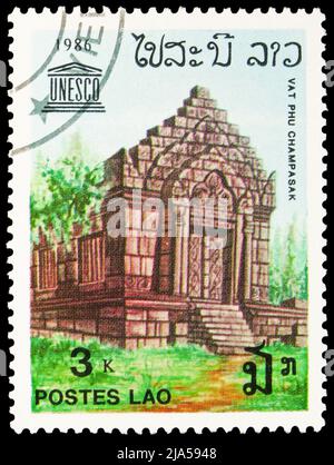 MOSKAU, RUSSLAND - 14. MAI 2022: Briefmarke gedruckt in Laos zeigt Khmer Tempel VAT Phu, UNESCO Serie, um 1986 Stockfoto