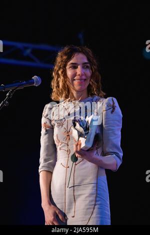 Hay-on-Wye, Wales, Großbritannien. 27.. Mai 2022. PJ Harvey spricht mit Paul Farley und spielt Spoken Word beim Hay Festival 2022, Wales. Quelle: Sam Hardwick/Alamy. Stockfoto