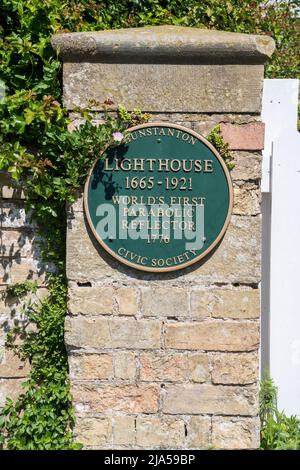 Plaque zeichnet den weltweit ersten Parabolreflektor am Hunganton Lighthouse auf, 1776. Stockfoto