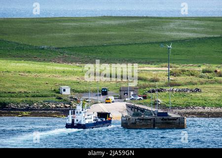 Die Eynehallow-Fähre, die Tingwall, Wyre und Rousay verbindet, nähert sich Wyre, Orkney Isles, Schottland Stockfoto