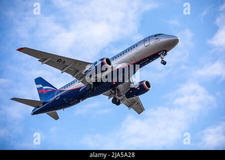 Aeroflot Sukhoi Superjet 100 Registrierung RA-89057. Start oder Landung des Flugzeugs am internationalen Flughafen Sheremetyevo. Lufttransport. Tourismus und Reisen Stockfoto