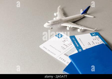 Flugtickets mit Pässen, Flugzeugmodell, isoliert auf weißem Hintergrund. Stockfoto