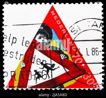 MOSKAU, RUSSLAND - 14. MAI 2022: Briefmarke gedruckt in den Niederlanden zeigt Junge mit Straßenschild, Kindermarken 1985 Serie, um 1985 Stockfoto