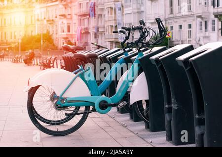 Fahrräder können von der Öffentlichkeit gemietet werden, Fahrradverleih in istanbul, Fahrräder auf einem Fahrradstand. Stockfoto