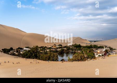 Das Oasis-Dorf Huacachina, Provinz Ica, Peru. Stockfoto