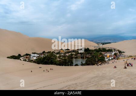 Das Oasis-Dorf Huacachina, Provinz Ica, Peru. Stockfoto