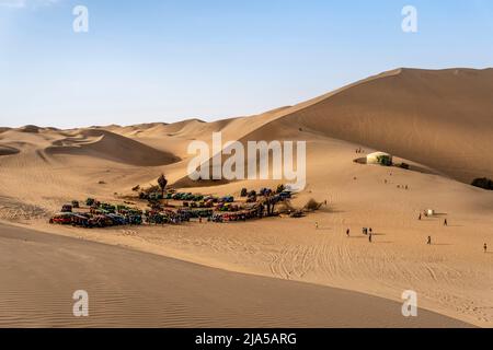 Besucher, Die Sich Auf Den Weg Zu Den Dünen-Buggys Im Dorf Der Wüstenoase In Huacachina, Provinz Ica, Peru Machen. Stockfoto