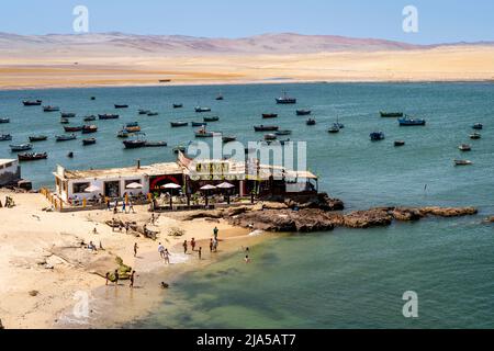 Strandrestaurant In Playa Lagunilla De Las Algas, Paracas National Reserve, Ica Region, Peru. Stockfoto