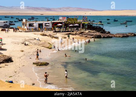 Strandrestaurant In Playa Lagunilla De Las Algas, Paracas National Reserve, Ica Region, Peru. Stockfoto